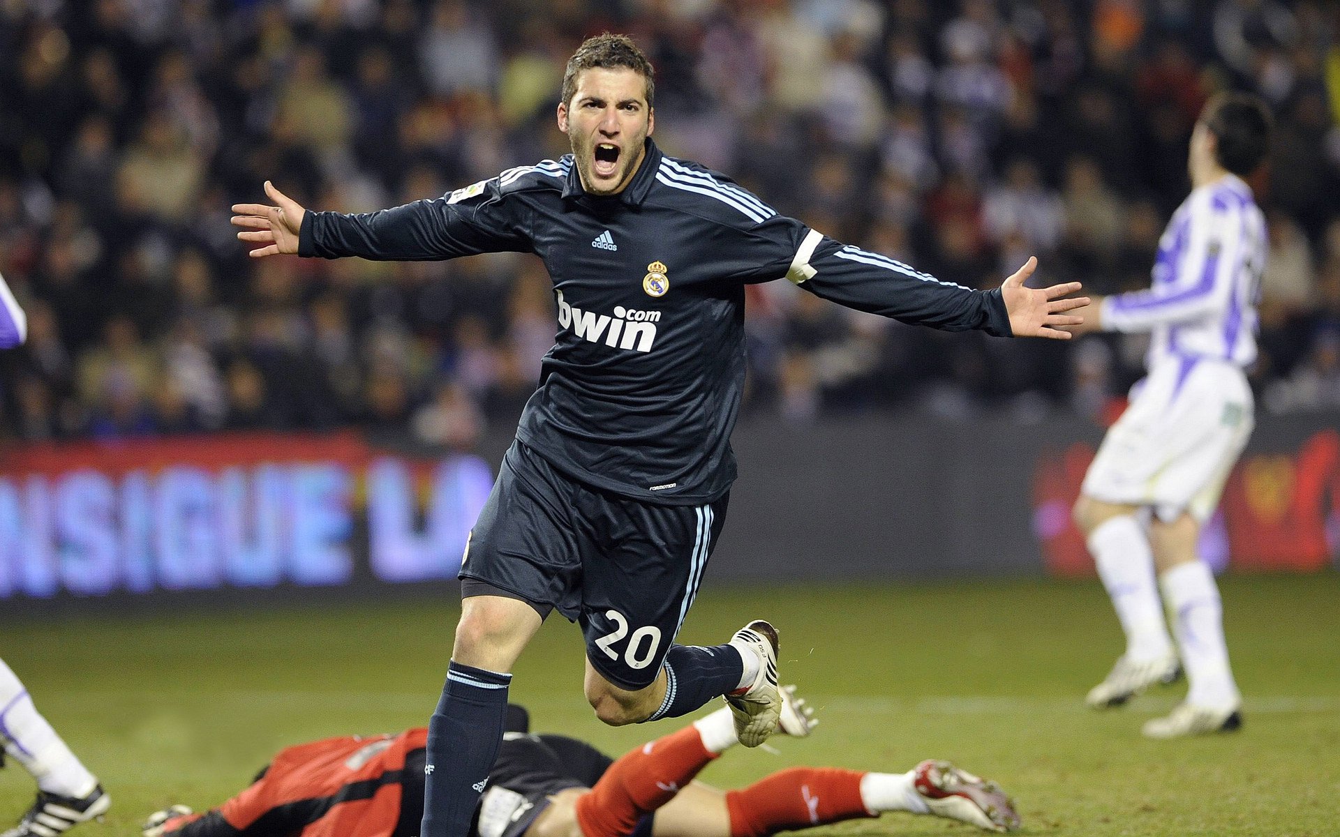 巴林赛道呼啸时，梅西在巴黎写下新的统治力—当极速与艺术在同一个夜晚交响