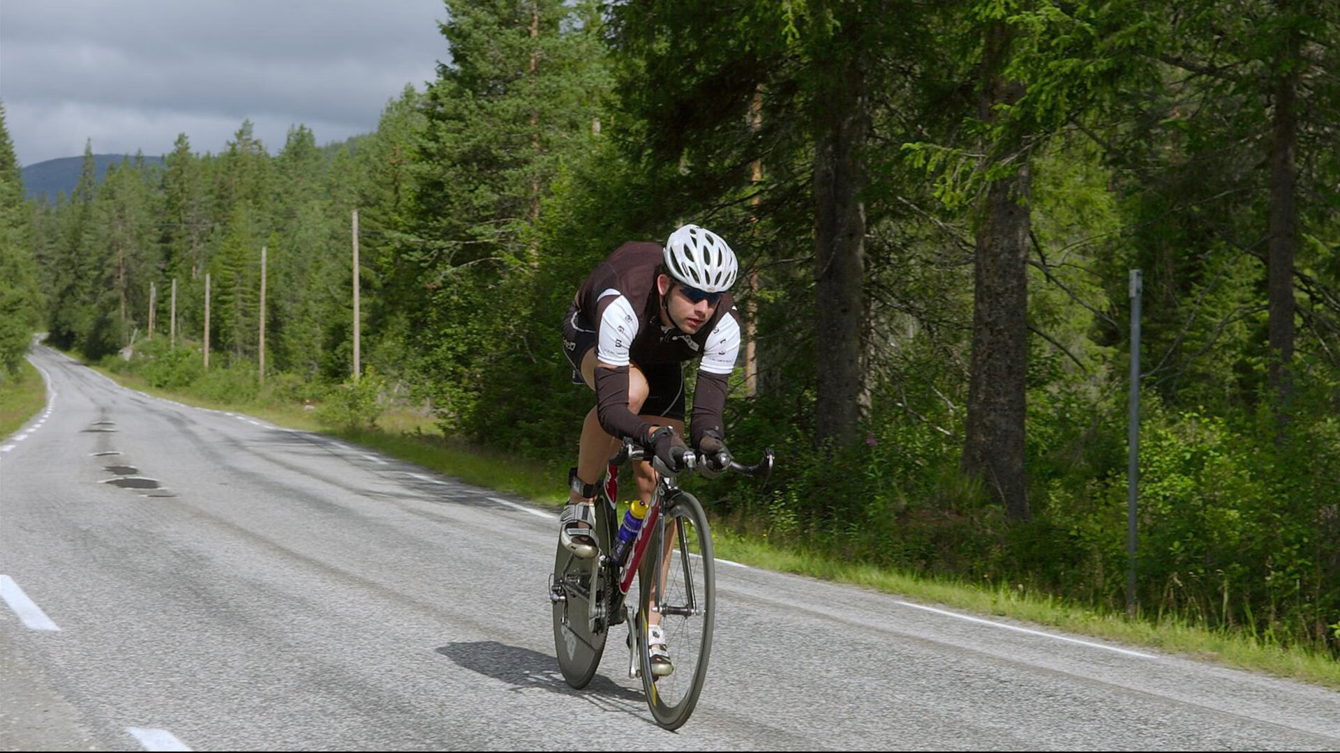 开云体育APP下载-中东变局与赛道传奇，当地缘政治在F1引擎轰鸣中投下阴影